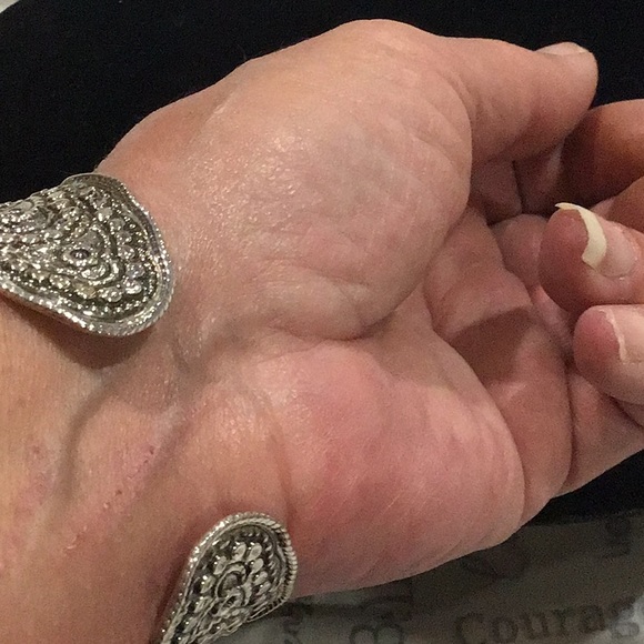 STERLING SILVER STAMPED 925 SCALLOPED EDGE CUFF. - Picture 8 of 9